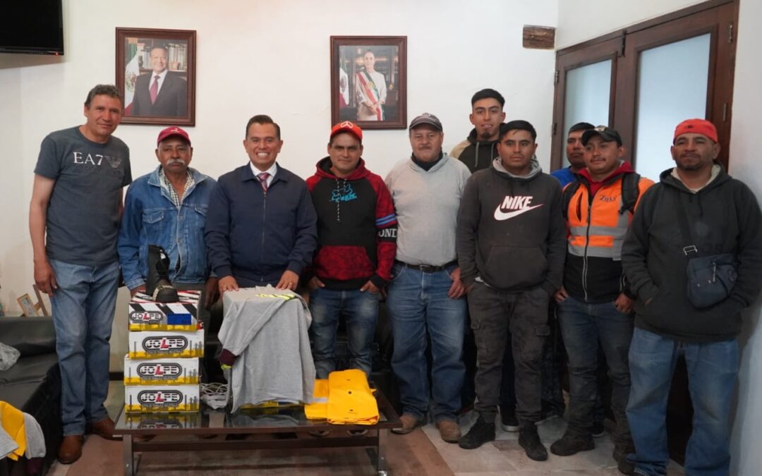 ENTREGA PRESIDENTE ARAUS UNIFORMES Y EQUIPO DE TRABAJO A PERSONAL DE SERVICIOS MUNICIPALES
