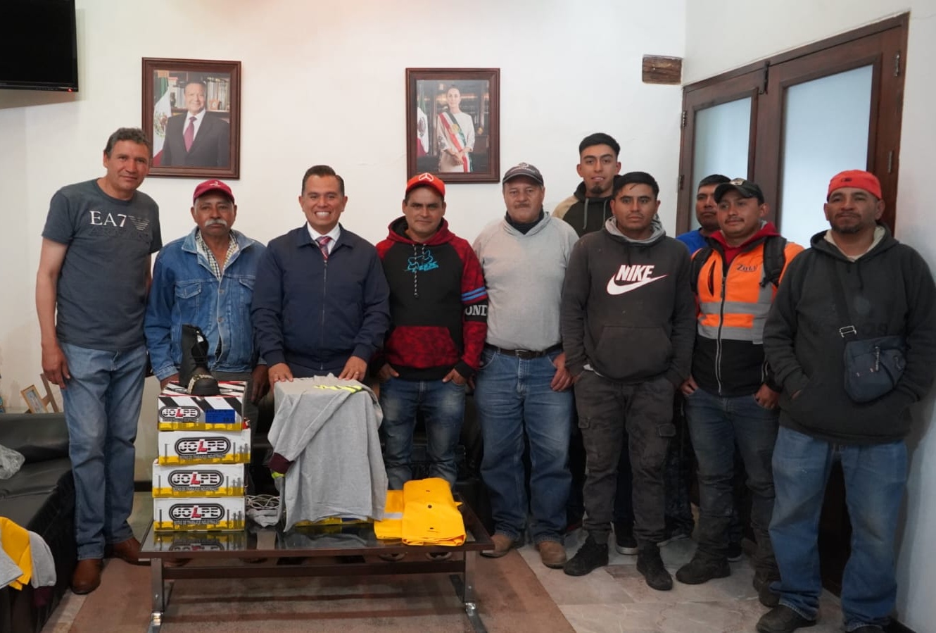 ENTREGA PRESIDENTE ARAUS UNIFORMES Y EQUIPO DE TRABAJO A PERSONAL DE SERVICIOS MUNICIPALES